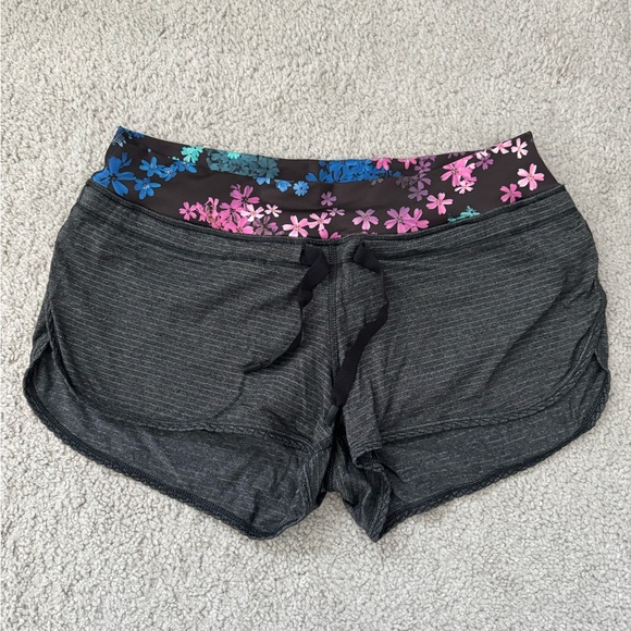 Lululemon shorts (similar to Speed Up) 2.5” length, size 4 - Picture 1 of 2